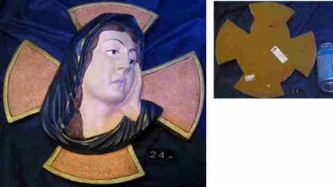 24 VIRGEN DOLOROSA EN CRUZ MARMOLINA PINTADA